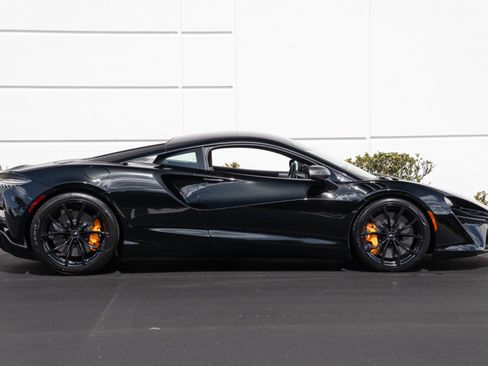 Used 2023 McLaren Artura RWD image 9