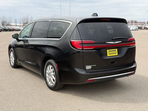Used 2023 Chrysler Pacifica Touring-L image 7