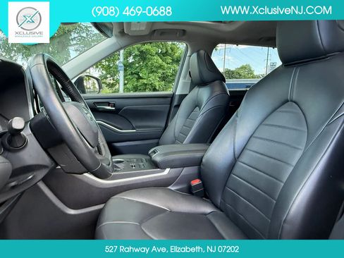 Used 2022 Toyota Highlander XLE AWD/4WD image 8
