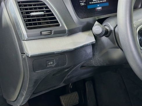 Used 2024 Volvo XC90 B5 Core w/ Protection Package Premier image 12