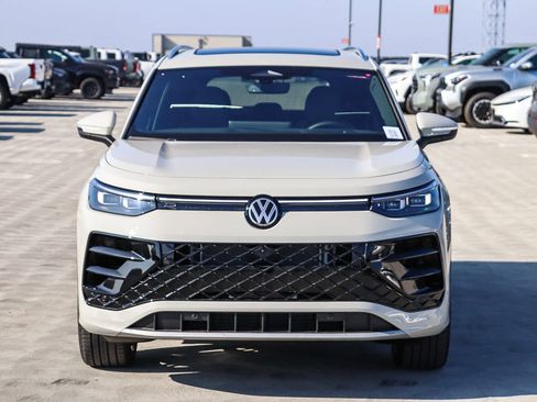 New 2026 Volkswagen Tiguan SEL R-Line image 2