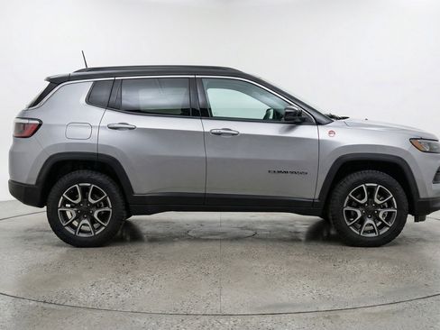 Used 2025 Jeep Compass Trailhawk AWD/4WD image 11