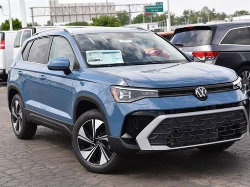New 2026 Volkswagen Taos SE image 2