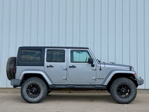 Used 2017 Jeep Wrangler Unlimited Sahara AWD/4WD image 7