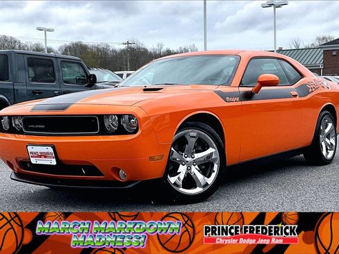 Used 2014 Dodge Challenger SXT Plus image 3