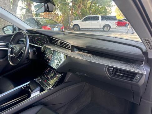 Used 2021 Audi e-tron Premium w/ Convenience Plus Package AWD/4WD image 18