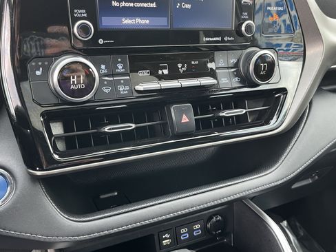 Used 2022 Toyota Highlander XLE image 24