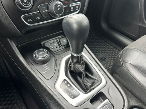 Used 2018 Jeep Cherokee Latitude Plus w/ Cold Weather Group image 21