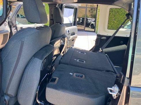 Used 2025 Jeep Wrangler Unlimited Sahara AWD/4WD image 16