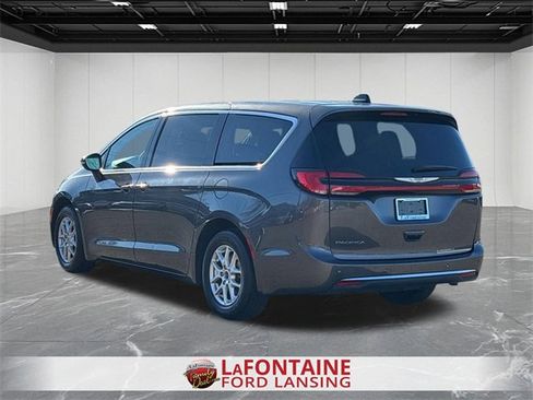 Used 2023 Chrysler Pacifica Touring-L image 6