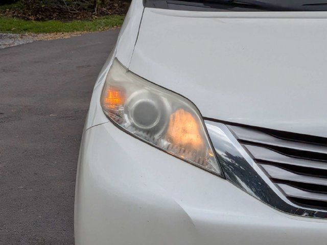 Used 2017 Toyota Sienna XLE Premium FWD image 11