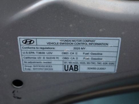 Used 2025 Hyundai Elantra SE w/ Cargo Package image 12