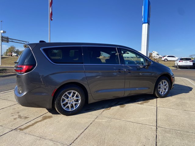Used 2023 Chrysler Pacifica Touring-L FWD image 12