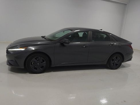 Used 2022 Hyundai Elantra SEL FWD image 2