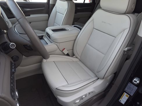 Used 2024 GMC Yukon Denali w/ Advanced Technology Package image 11