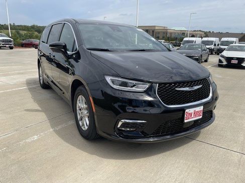 New 2026 Chrysler Pacifica Select image 8