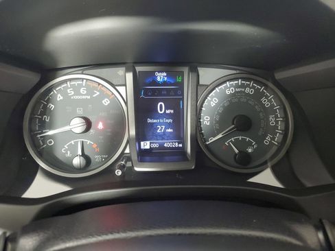 Used 2020 Toyota Tacoma TRD Sport w/ TRD Premium Sport Package AWD/4WD image 25