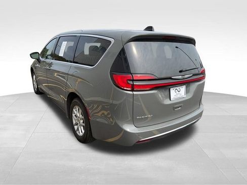 Used 2023 Chrysler Pacifica Touring-L FWD image 6