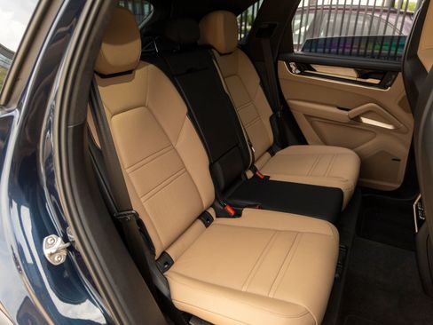 Certified 2025 Porsche Cayenne Turbo AWD/4WD image 42