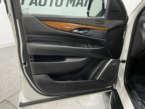 Used 2020 Cadillac Escalade ESV Premium Luxury image 15