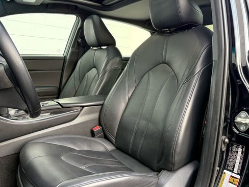 Used 2019 Toyota Avalon XLE image 11