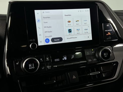 Used 2025 Toyota Highlander XLE image 18