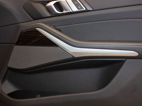 Used 2025 BMW X5 xDrive50e image 11