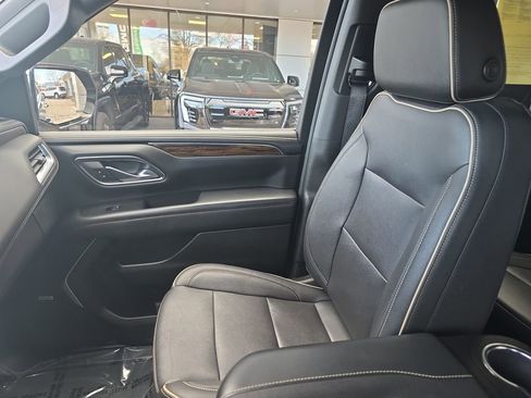 Used 2023 Chevrolet Suburban Premier image 22