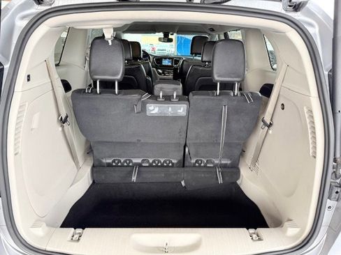 Used 2020 Chrysler Pacifica Touring-L image 8
