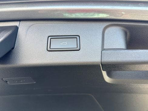 Used 2025 Volkswagen Atlas SE image 20