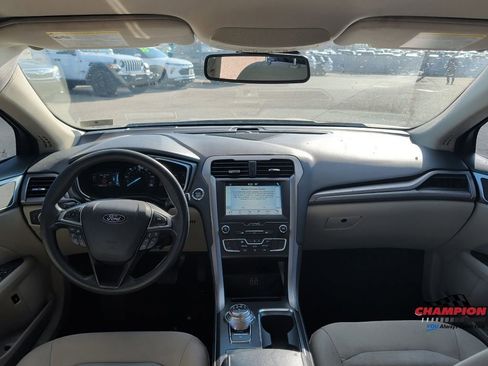 Used 2019 Ford Fusion SE FWD image 15