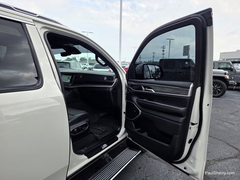 Used 2022 Jeep Wagoneer Series III w/ Premium Group I AWD/4WD image 46
