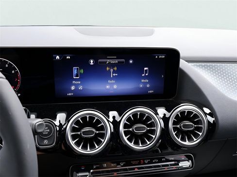 Used 2025 Mercedes-Benz GLA 250 4MATIC image 23