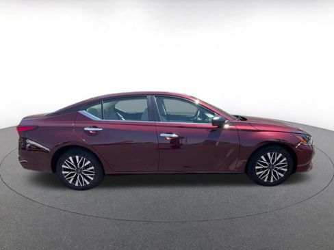 Used 2025 Nissan Altima 2.5 SV FWD image 16