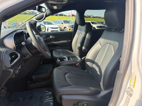 New 2027 Chrysler Pacifica Select FWD image 10