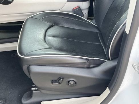 Used 2022 Chrysler Pacifica Limited FWD image 26