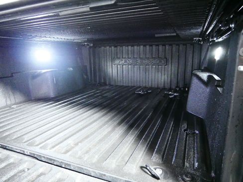 Certified 2024 Toyota Tacoma SR5 AWD/4WD image 18