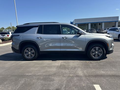 Used 2026 Chevrolet Traverse LT w/ Driver Confidence Package FWD image 8