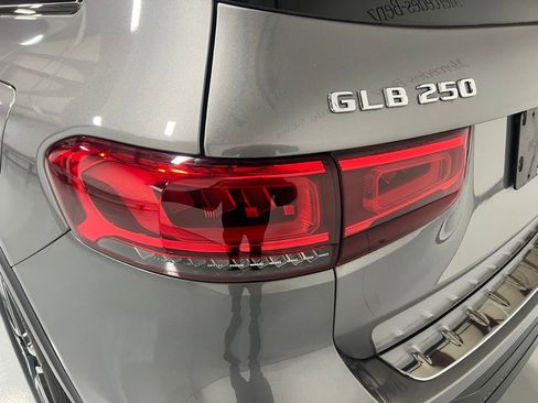 Used 2021 Mercedes-Benz GLB 250 4MATIC image 13