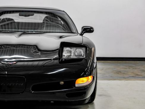 Used 2002 Chevrolet Corvette Coupe w/ Preferred Equipment Group2 RWD image 38