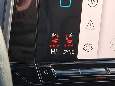 Certified 2025 Volkswagen Atlas Cross Sport SE image 23