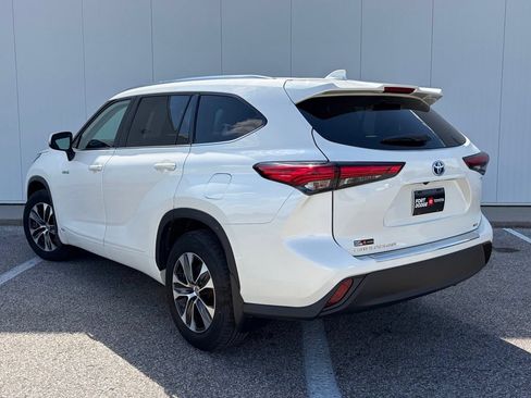 Used 2021 Toyota Highlander XLE w/ Protection Package #3 (TMS) AWD/4WD image 3