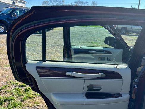 Used 2004 Lincoln Town Car Signature image 19