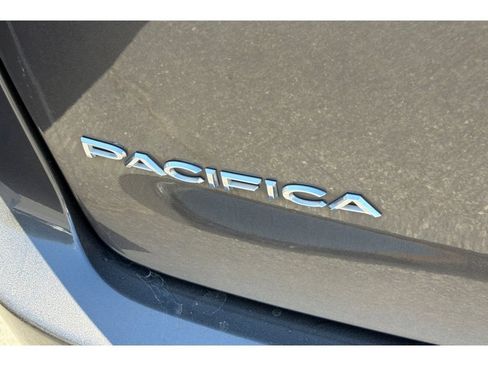 Used 2023 Chrysler Pacifica Touring-L FWD image 7