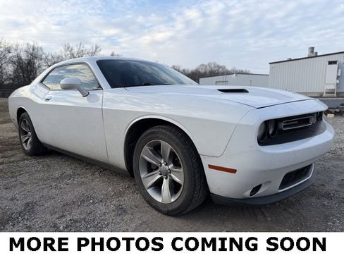 Used 2015 Dodge Challenger SXT image 1