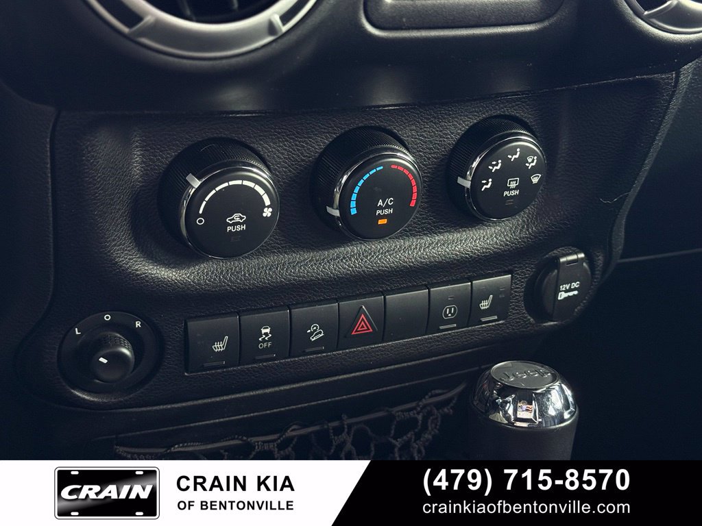 Used 2016 Jeep Wrangler Unlimited Rubicon w/ Connectivity Group AWD/4WD image 17