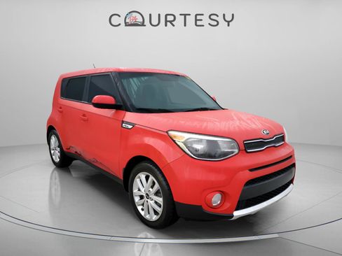 Used 2017 Kia Soul + image 4