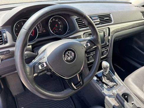 Used 2018 Volkswagen Passat 2.0T SE FWD image 21