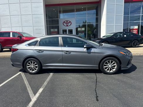 Used 2019 Hyundai Sonata SE w/ Cargo Package FWD image 2