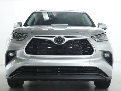 Used 2024 Toyota Highlander XLE AWD/4WD image 5